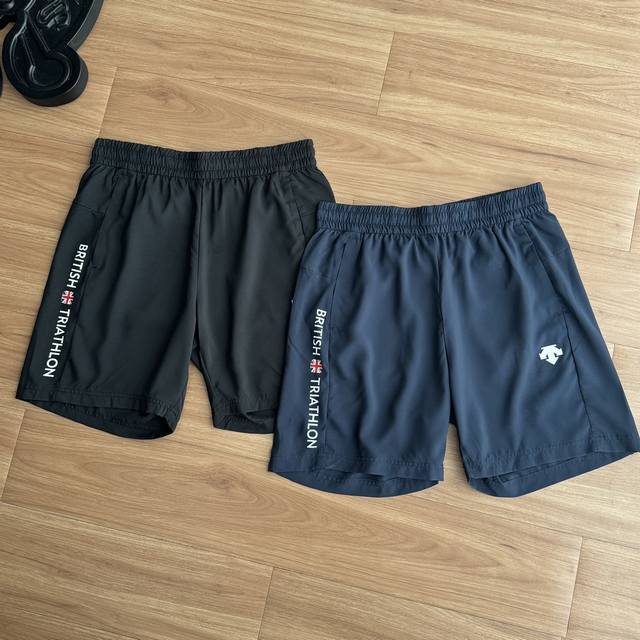 发 ！迪家经典Britishtriathlon英国铁人三项运动短裤，面料速干透气，两侧拉链口袋设计，腰部松紧带可调节。后腰设计口袋，专业运动短裤，适合跑步、铁三