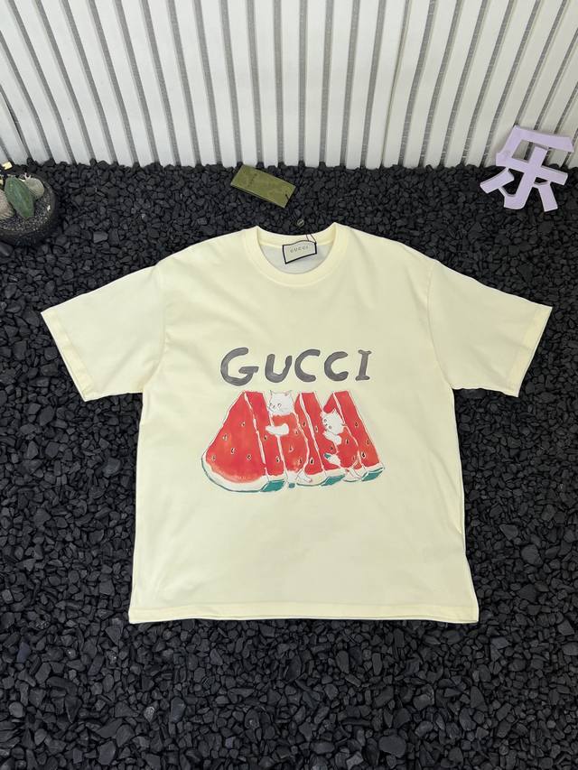 Gucci 古驰 纯色卡通西瓜小猫图案Logo印花圆领宽松休闲短袖T恤 - 原版面料 高版本 高品质 网红明星同款 原版定制面料 胸前Logo标识 定制定染 手