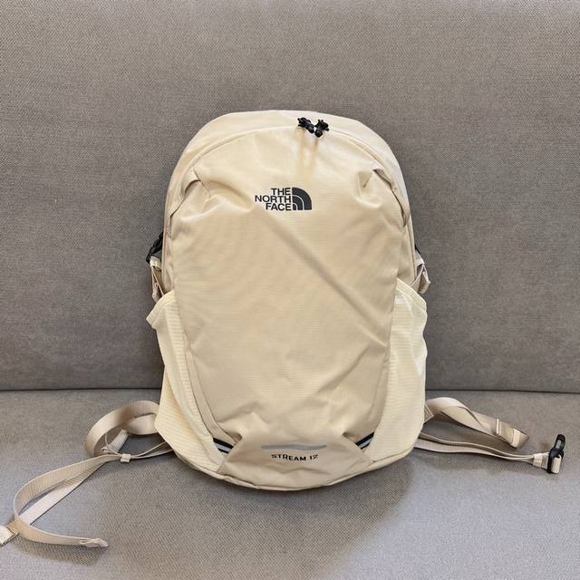 米色 The North Face 的包以其耐用性、舒适性和多功能性而著称，适合不同需求的用户