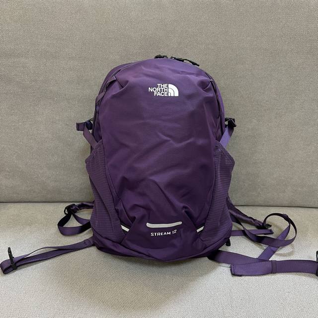 韩国代购品质 Thenorthface北面12L户外旅行双肩5色现货发！ 原版三标齐全，肩带部设有救援口哨，包包前身设计反光条，能保证你夜间出行的安全性，设计很