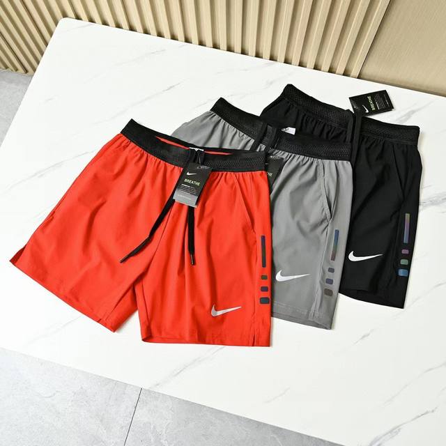 上新 耐克Nike夏季轻薄运动短裤腰部松紧舒适不勒 尺码:M,L,Xl,2Xl,3Xl 黑色，灰色，红色 极品梭织弹力面料，手感顺滑速干排汗轻薄透气， 而且还具