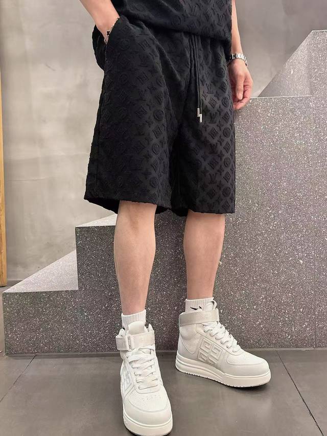 Lv 路易威登2025夏季新款浮雕Logo满印短裤 原版面料高版本高品质 网红明星同款 定制同缸360克混纺纯棉提花布原版面料，德国进口全身浮雕Logo工艺 后