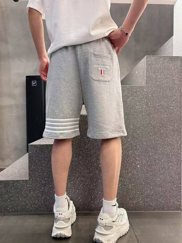 汤姆布朗 Tb.2025夏季新品男士短裤 松紧腰设计 亲肤感极佳 简约休闲款式打造休闲与个性兼备的时髦单品奢华经典品牌Logo设计 品味与价值共享 身穿着非常舒