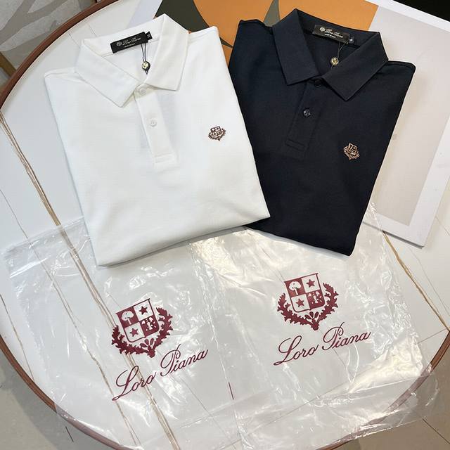 Loro Piana 采用进口冰丝速干无痕面料 浮雕刺绣Polo衫 胸前带有经典精致唯美的浮雕刺绣Lp元素Logo徽标刺绣，撞色丝线与领口边色彩起到呼应效果，工
