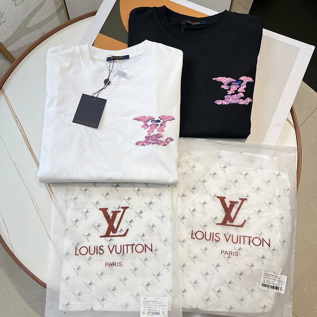 Lv 路易威登、春夏季男士新款圆领短袖T恤。贸易公司订单，意大利定制面料，以天然植物纤维提炼出来，比一般棉织物轻薄，手感柔软，穿着舒适，完全不易有刺激皮肤，这样