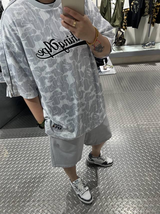 原厂品质 Bape猿人头复古做旧重水洗短裤 Bape25Ss猿人头刺绣标水洗短裤，这款经典款短裤简直是夏季必备单品啊，一款非常舒适百搭且好穿的毛圈短裤！经典标L