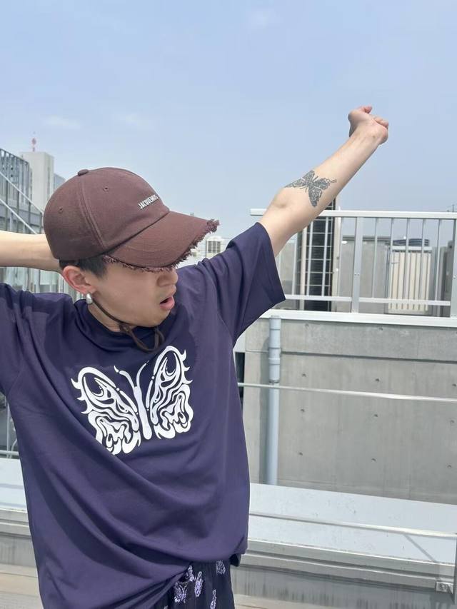 Needles X Kae Tanaka 联名款 Ss25 蝴蝶图案字母印花宽松圆领休闲短袖T恤 Kae Tanaka日本著名插画艺术家专Needles绘制的蝴