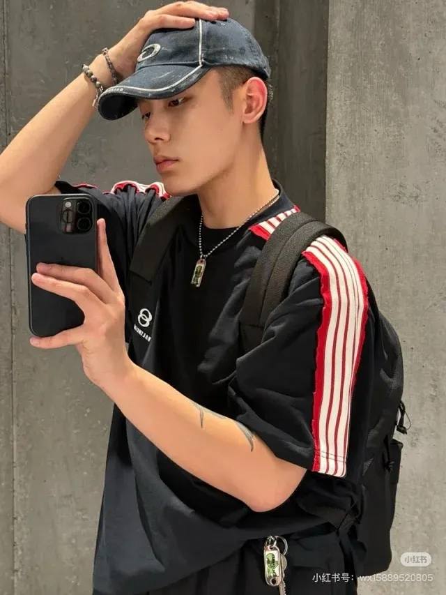 资讯 巴黎世家双环刺绣撞色拼接短袖T恤 男女同款