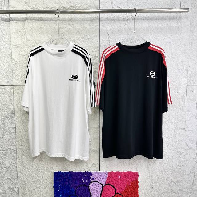编码026 巴黎世家双环刺绣撞色拼接短袖T恤 男女同款 面料：24S双纱特种纺织紧密棉 185G 罗纹：32S双纱拉架 340G采用24支的特纺紧密棉纱线织造而