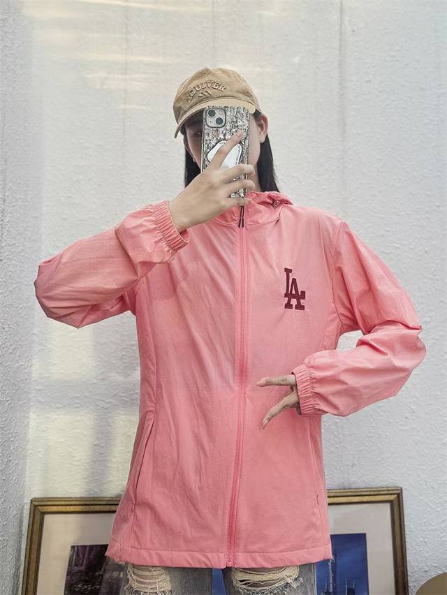 新款上新 Mlb 夏季新款轻便防晒情侣款男女情侣防晒衣立体裁剪拼色连帽皮肤衣运动防晒 二色发售！！！！ 胸前皮标刺绣 Logo 后背字母印花.？官网 1:1 U