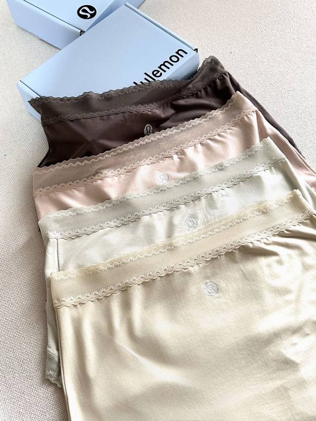 Lululemon 支兰精莫代尔 颜色：碳灰抹茶绿绿色调裸粉色 面料：85%莫代尔15%氨纶 S奥地利兰精纤维 里料：89%再生纤维素纤维 11%氨纶 尺码：均