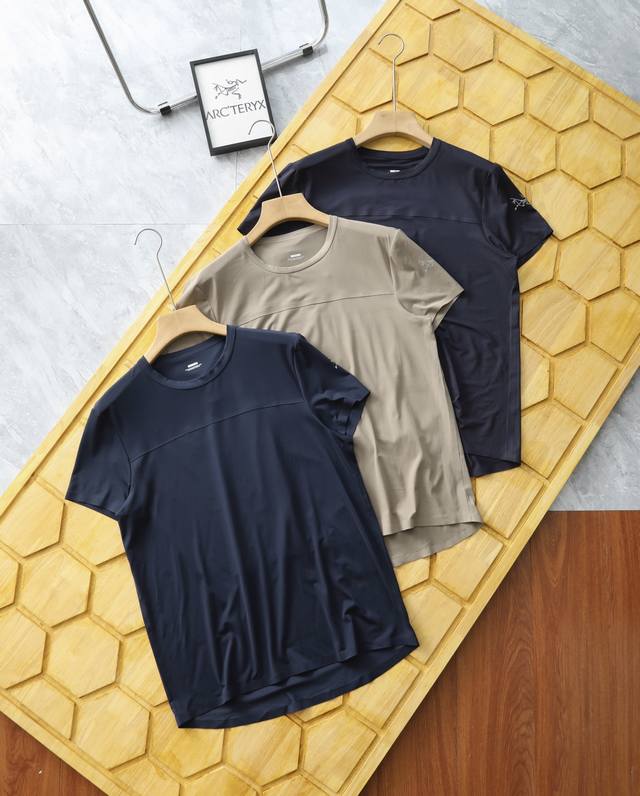 Arc'teryx 始祖鸟户外全身无缝压胶 弹力 吸湿排汗 透气速干短袖T恤 面料采用吸湿排汗纱线，再加上格子肌理有利于空气流通，进一步加强面料的速干效果 垂感
