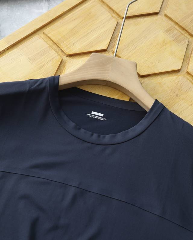 细节图 Arc'teryx 始祖鸟户外全身无缝压胶 弹力 吸湿排汗 透气速干短袖T恤 面料采用吸湿排汗纱线，再加上格子肌理有利于空气流通，进一步加强面料的速干效