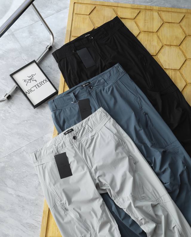 细节图 Arc'teryx 始祖鸟户外软壳全压胶功能性速干三色机能刺绣款长裤 这是鸟高端Veilance商务高端系列，内部压胶工无缝拼接 集功能性，美观性和耐久