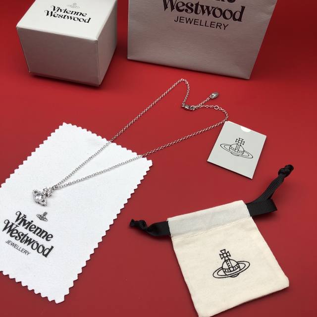 Vivienne Westwood西太后项链顶级最高版本』 重磅来袭通过关系搞到一批海关扣押的西太后项链 全球最火的款式之一 可以承载岁月的经典之作 永不过时
