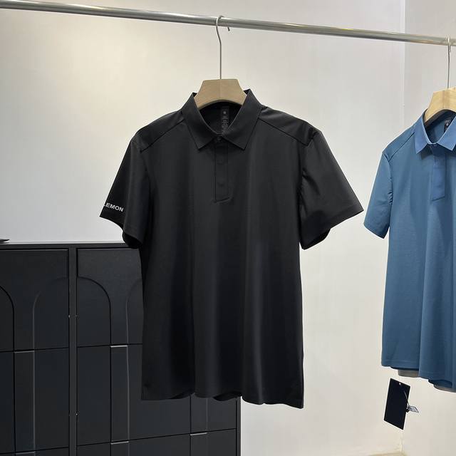 供 露露乐蒙 Lululemon 男士户外速干无痕翻领Polo衫 材质：无痕冰丝速干面料 领型：翻领 袖长：短袖 厚薄：薄 版型：标准 服饰工艺：免烫处理 Lo
