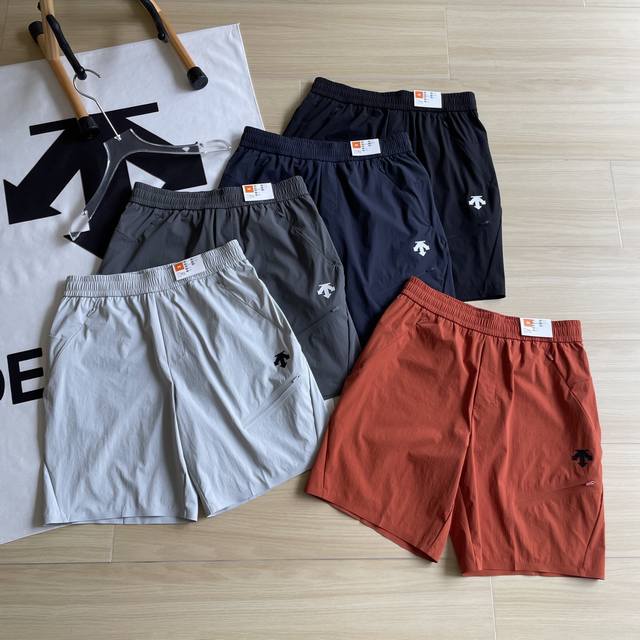 供 品质短裤Descente 迪桑特五色5城市机能户外城市通勤系列运动短裤 户外3D立体剪裁，裤子上身舒适合体，日常生活与通勤均可穿搭~ 面料选用功能性B121