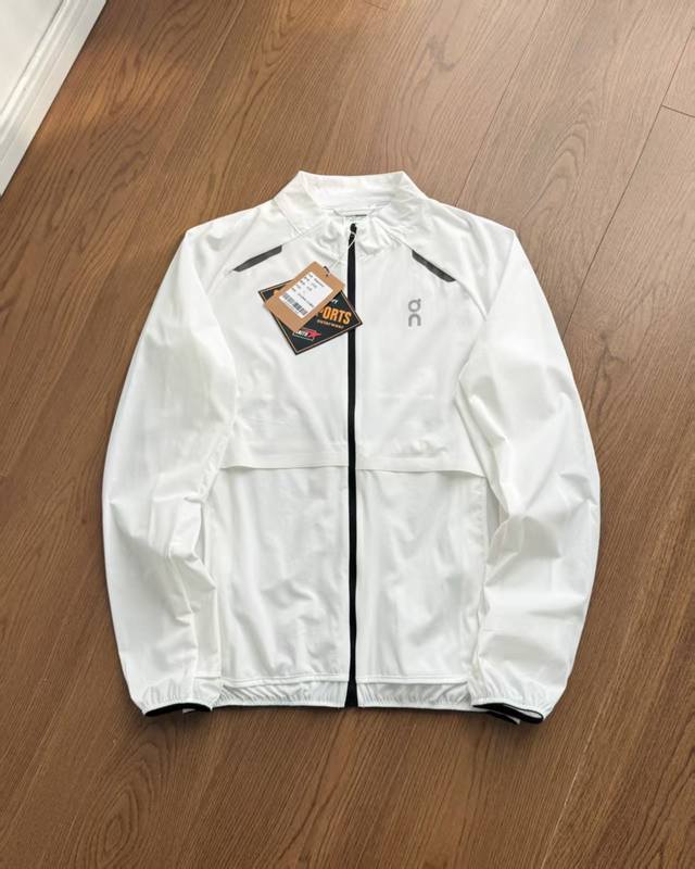 供 On昂跑 Weather Jacket Insulated轻量皮肤衣情侣款。户外轻量化跑步皮肤衣上新，On昂跑家专柜同款。采用功能性专业户外保护型针织材料9