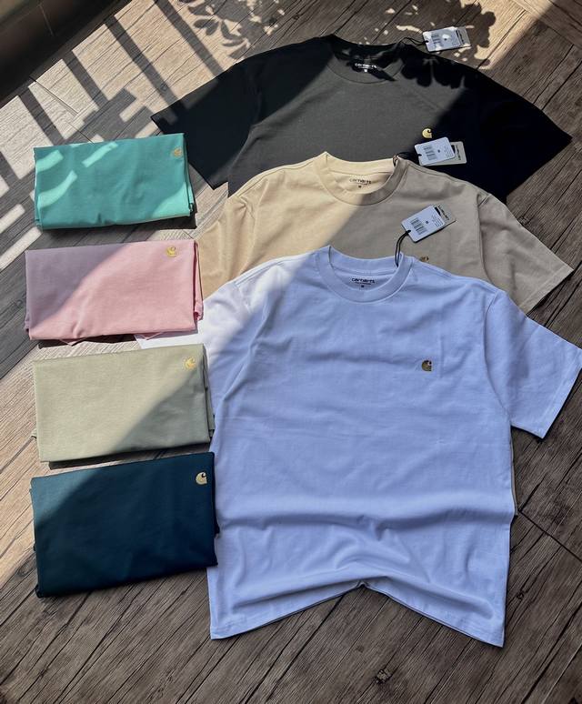 Carhartt Wip 经典小金标刺绣短袖T恤 230G精梳纯棉 夏日缤纷配色 基础款常青热销 标志性小金标刺绣 低调点睛，品牌辨识度拉满 230克精梳纯棉面
