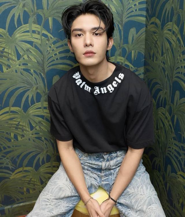 Palm Angels 2025新款 Logo领短袖T恤 高街哥特美学 230G全棉双纱 宽松潮流廓形 经典哥特字体 Logo 领口处醒目点缀，视觉焦点拉满 高