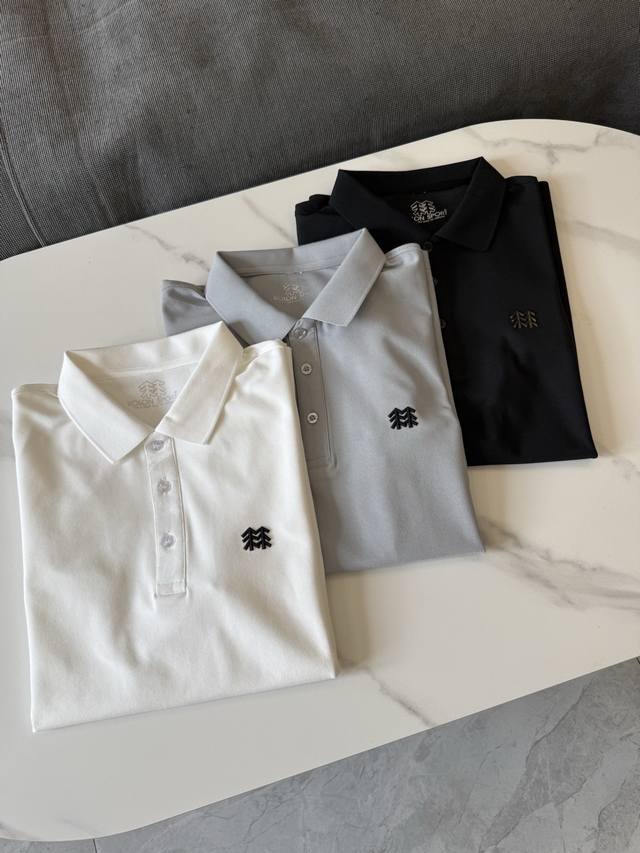 Kolon Sport可隆 三色极简高弹冰氧棉混纺Polo衫 精选高弹冰氧棉混纺面料，手感柔滑，贴身不闷热，具有良好的吸湿排汗功能，适合春夏季高频穿着。布料挺括