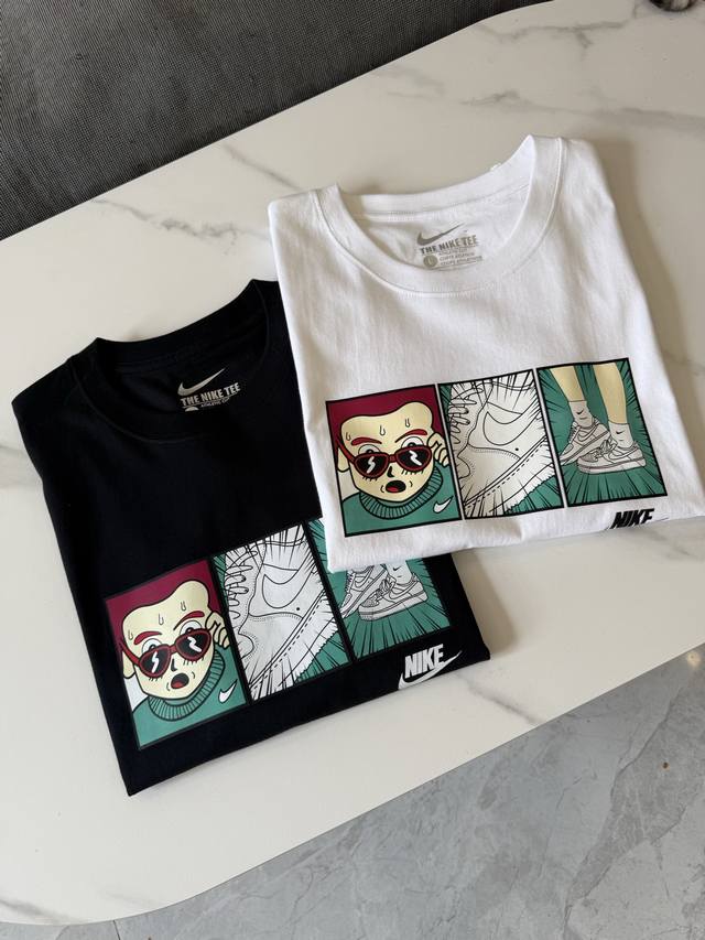 Nike 卡通图案印花美式复古运动休闲圆领透气短袖T恤 -面料采用260G双纱面料，达到透而不露的黄金平衡点，完美规避透视尴尬，成衣尺寸稳定，多次机洗仍能保持初