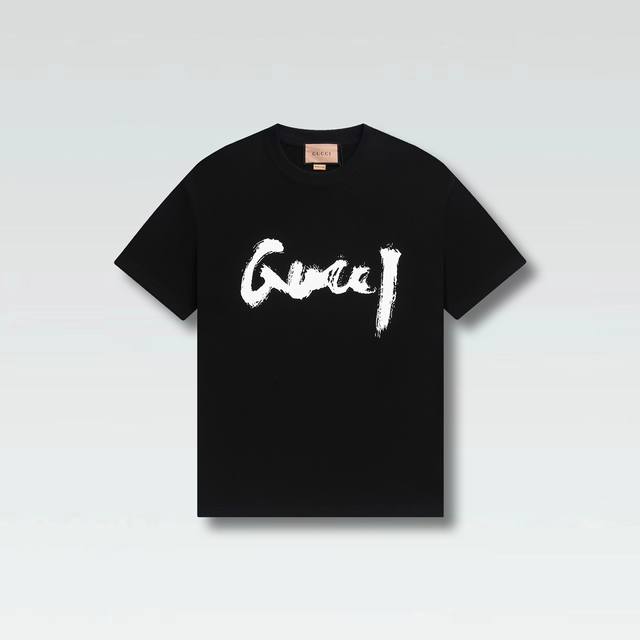 Gucci新品！ 早春系列高克重短袖 - 面料：240克双纱高密度纯棉面料 - 工艺: 整件衣服采用精密压花工艺 - 男女同款均可驾驭 - 尺码： M L Xl