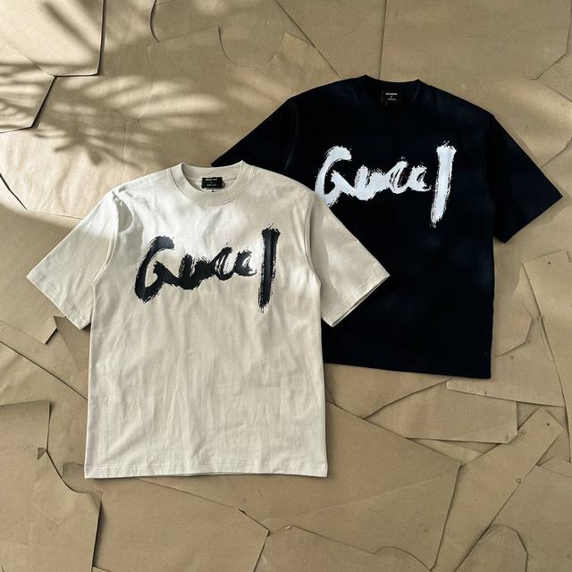 Balenciaga X Gucci 联名涂鸦印花圆领短袖T恤 - 面料：240克双纱高密度纯棉面料 - 工艺: 整件衣服采用精密压花工艺 - 男女同款均可驾驭