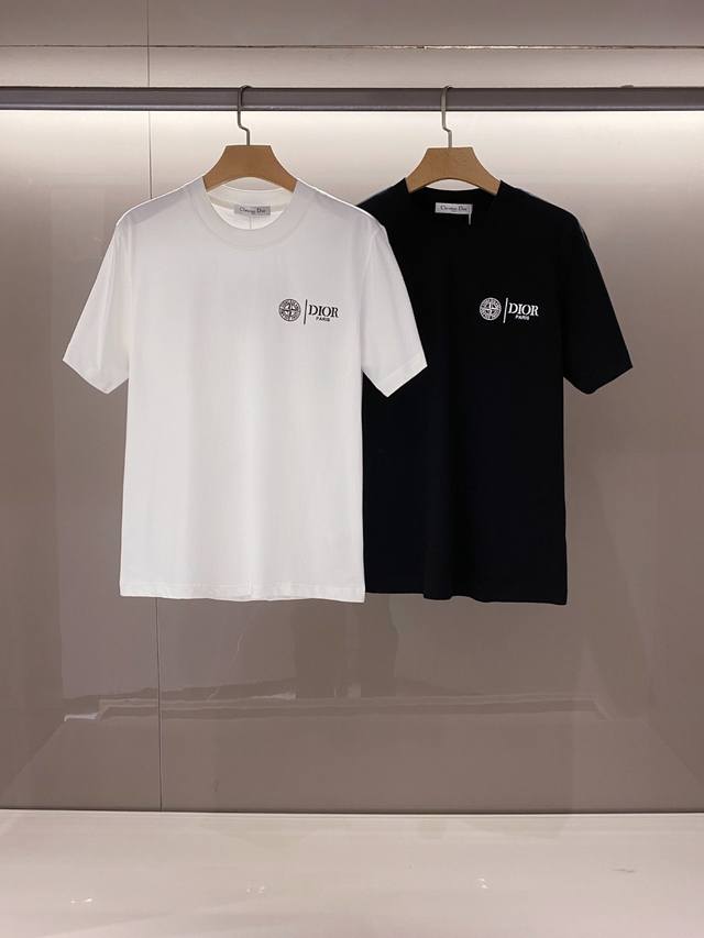 2025春夏新款Dior X Stone Islan迪奥联名石头岛叠影褪色印花徽标短袖T恤。面料：240克双纱高密度纯棉面料 - 工艺: 整件衣服采用精密压花工