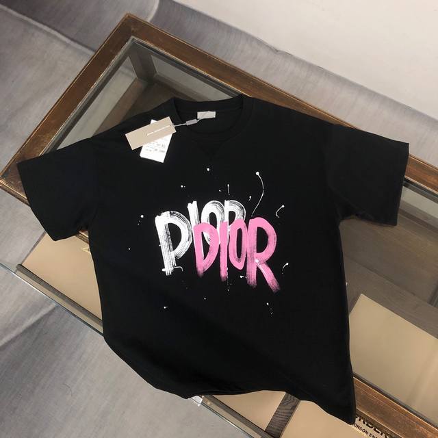 Cdior 迪奥 24Ss专柜同款圆领短袖T恤～～胸前撞色Logo设计～面料：240克双纱高密度纯棉面料 - 工艺: 整件衣服采用精密压花工艺 - 男女同款均可