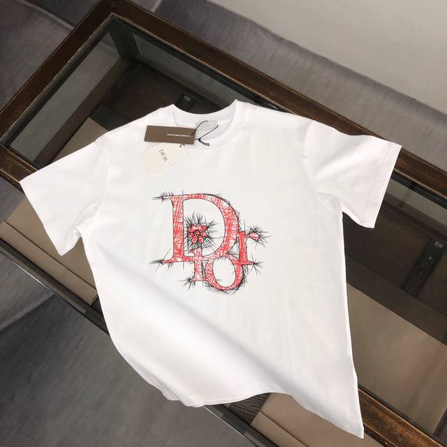 Dior 春夏新品，情侣款T恤，时尚休闲圆领短袖，面料：240克双纱高密度纯棉面料 - 工艺: 整件衣服采用精密压花工艺 - 男女同款均可驾驭 - 尺码： M