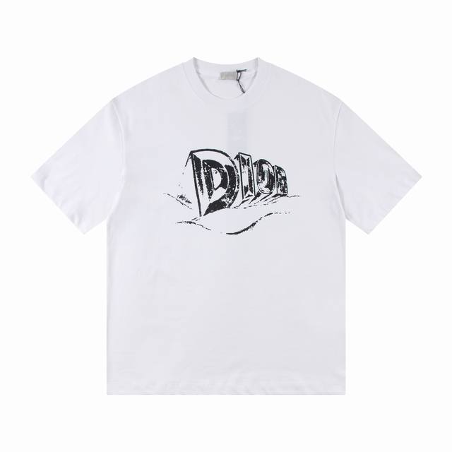 款式：新款Dior短袖T恤 面料：240克双纱高密度纯棉面料 - 工艺: 整件衣服采用精密压花工艺 - 男女同款均可驾驭 - 尺码： M L Xl Xxl 3X