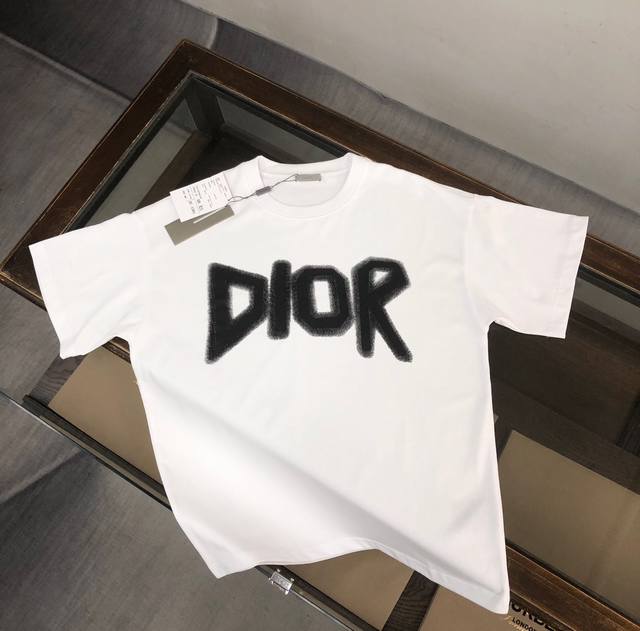 Dior 迪奥 24Ss早春新款百搭短袖T恤男女同款！！ 胸前品牌字母印花设计！面料：240克双纱高密度纯棉面料 - 工艺: 整件衣服采用精密压花工艺 - 男女