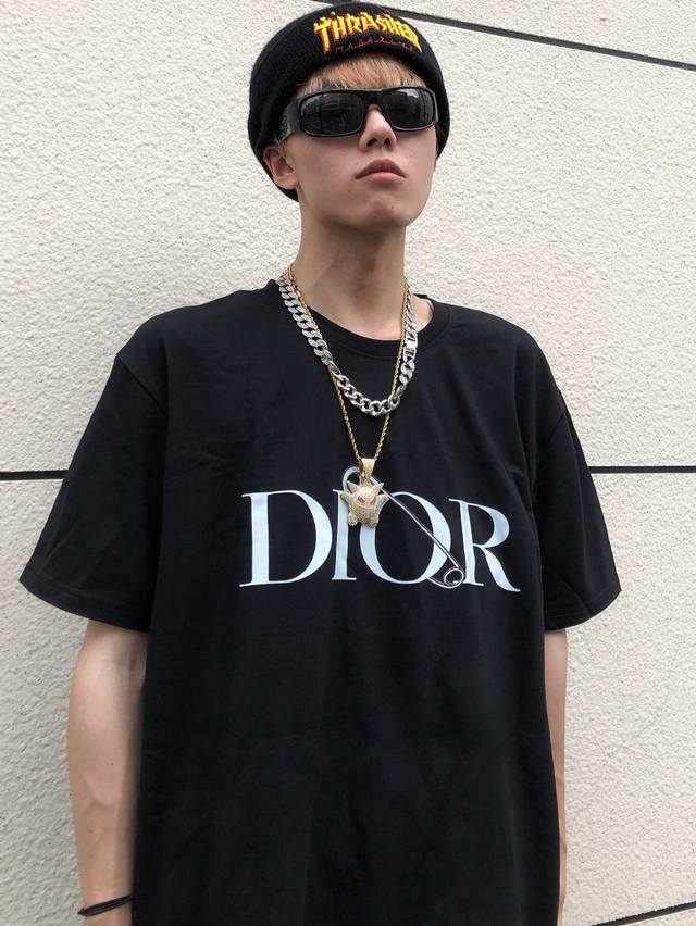 夏季新款Dior迪奥胸别针印花短袖情侣T 小红书 Ins 爆火 巧搭趣味图案 男女上身效果都超级Nice 采用精梳棉面料 上身柔软舒适 定制螺纹领口 配色清爽
