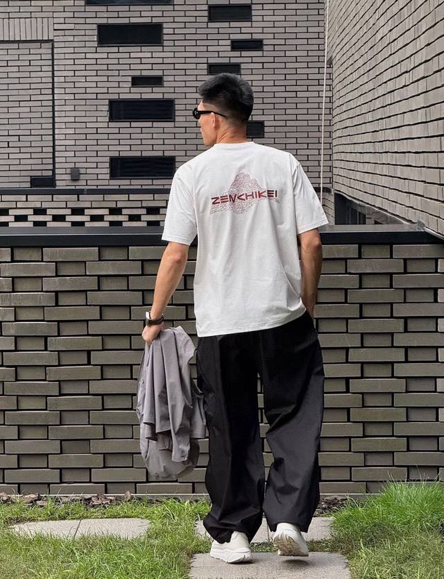 Descente迪桑特Allterrain 81系列轻户外徒步男女款短袖针织衫T恤 设计理念 高端机能全地形系列 聚焦简约设计与卓越品质，打造适合多重场景与气候