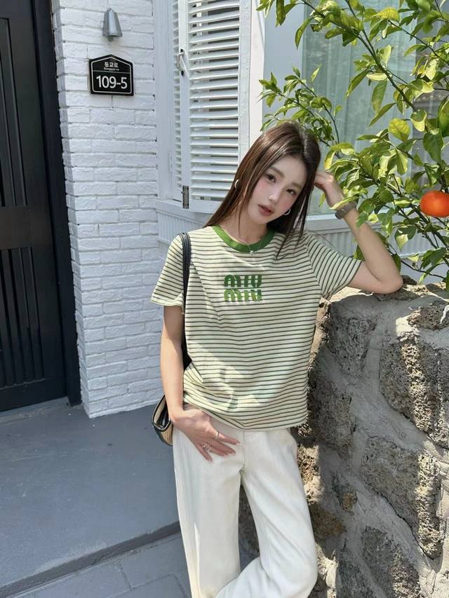 Miumiu缪缪字母贴布刺绣条纹圆领短袖T恤 款号：25670704070 颜色：红色 绿色 尺码：Sml S码80-95斤 M码95- 斤 L码 -125斤