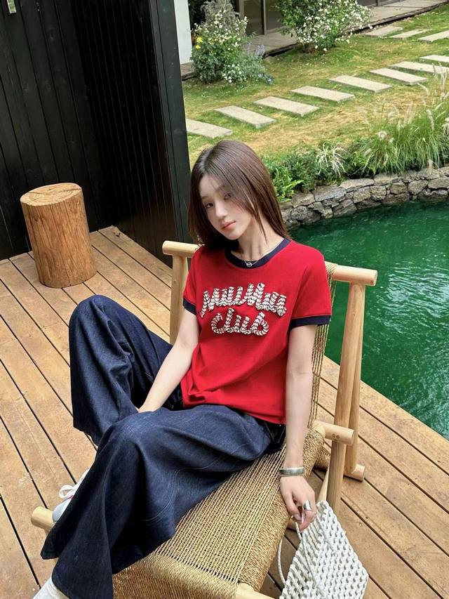 Miumiu缪缪重工编织立体字母圆领短袖T恤 款号：25670704498 颜色：杏色 红色 尺码：Sml S码80-95斤 M码95- 斤 L码 -125斤
