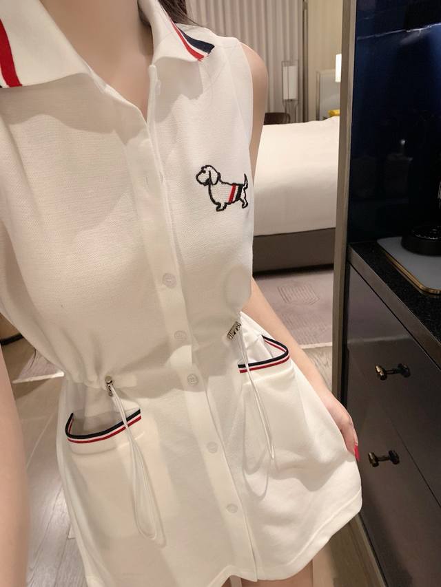 Thom Browne Tb小狗刺绣定制螺纹翻领无袖橡筋收腰连衣裙 款号：25670606427 颜色：黑色 白色 尺码：Sml S码80-95斤 M码95-