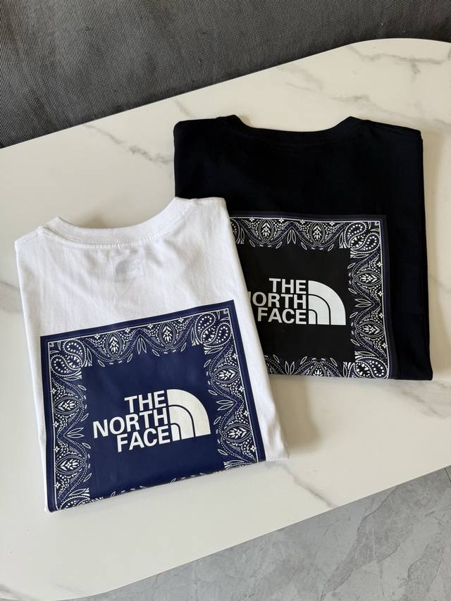 上新 The North Face 北面腰果花情侣款短袖T恤，官网热销款 宽松版型 上身百搭显瘦 不挑身材，搭配情侣闺密出行 甄选纯棉260G双纱面料，手感细腻