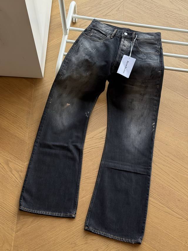 供 Acne Studio Ac 黑泼墨 M版型Vintage 微喇版型牛仔休闲裤 黑色泼墨 30 31 32 33 这款牛仔裤的颜色绝对是众多牛仔裤里可谓是独