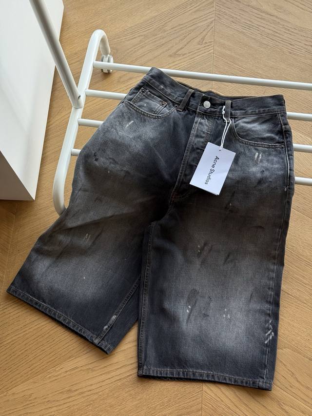 供 Acne Studio Ac 做旧工艺 黑泼墨脏脏Vintage牛仔休闲短裤 五分裤 黑色 尺码：44 46 48 50 52 这款牛仔裤的颜色绝对是众多牛