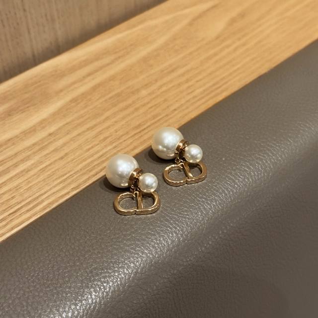 Dior 迪奥女士耳环金色金属字母Cd吊坠白色珍珠耳钉2025新款，一眼就爱上上身满满都是小女人那种温婉的感觉！真心想说D家真是女人的救星。一个小小的配饰就能把