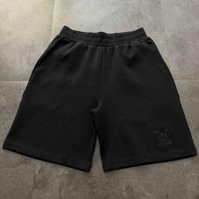 爆款推荐 Lv路易威登2025新款Logo绣花短裤 原版面料高版本高品质 网红明星同款 400克卫衣布面料 Logo小标绣花+烫钻工艺 手感非常舒服 超级百搭好