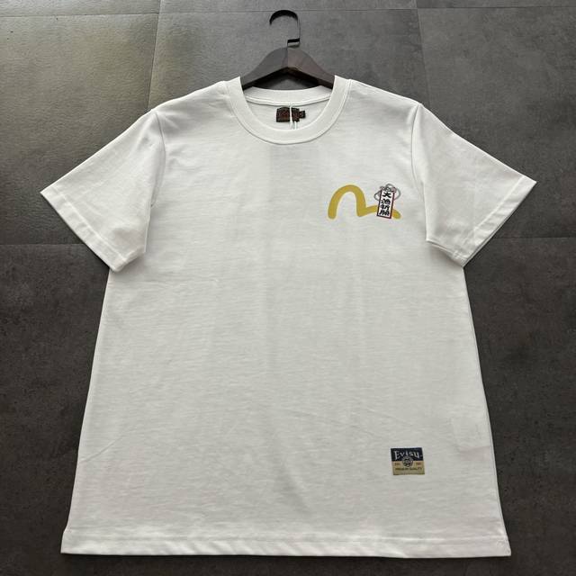 Evisu 福神 215新款大渔祭及佛头印花大M短袖T恤 吊牌价：1440 货号：2Eshtm1Ts620Xx 材质： %纯棉 这件短袖T恤背后的大M印花由满地