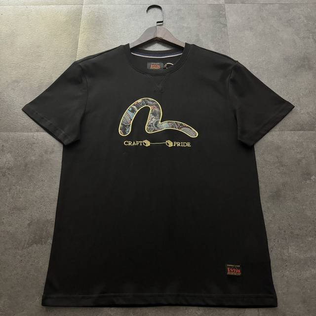 Evisu 福神2025新款织锦刺绣小海鸥短袖T恤 原版面料高版本高品质 网红明星同款 正面以日本松柏与仙鹤图案织锦小海鸥贴布装饰，展示精美工艺。短袖T恤后劲处