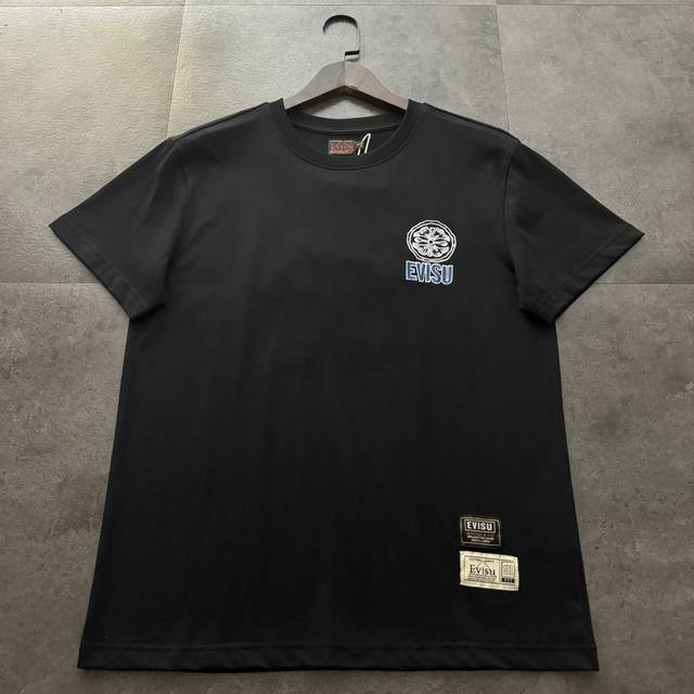 Evisu 福神2025新款迷彩佛头刺绣植绒短袖T桖 原版面料高版本高品质 网红明星同款 休闲单品易于搭配，人气一直居高不下。以优质纯棉布料打造，剪裁合身，背面