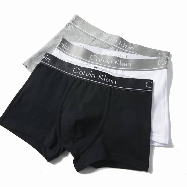 卸下伪装，褪去防备，只剩下我和我的Ck，是超人就来一条。Calvin Klein一盒三条装内裤，经典专柜盒装内裤纯棉面料手感非常赞 不起球不变形 透气吸汗性非