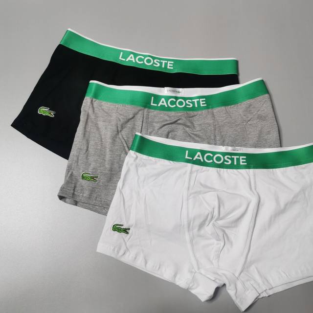 鳄鱼Lacoste一盒三条装内裤 黑 白 灰 经典专柜盒装内裤纯棉面料手感非常赞 不起球不变形 透气吸汗性非常好 亲肤舒适 框边字母图案设计 橡筋框边腰带 不