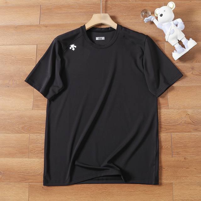 Descente 迪桑特顶级原单版本 25年最翘首以盼的新款，一款好的产品就应该从源头把控！！从纱线的定织、到色调的把控、一款好的产品从不让粉丝失落！ 男士简约