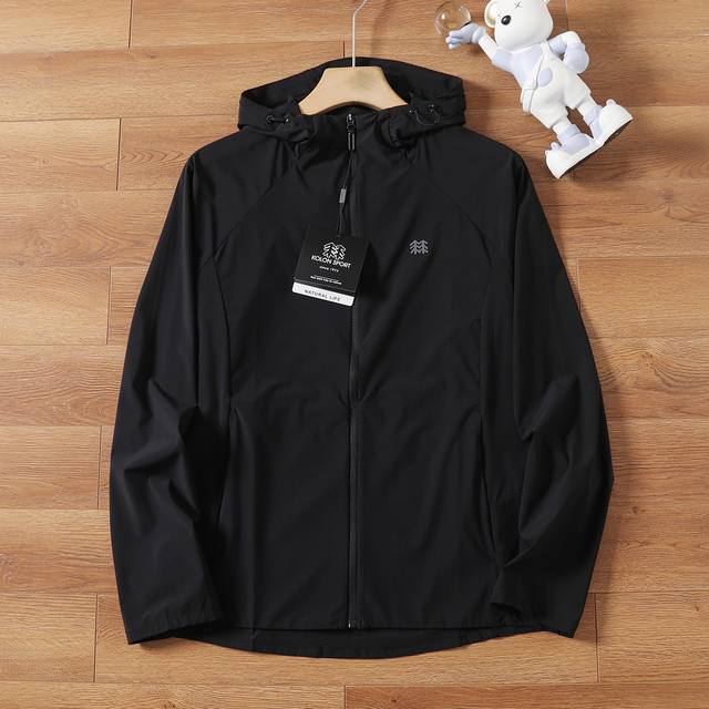 Kolon Sport可隆夏季新款男士户外防晒衣情侣款连帽皮肤衣外套。采用防风防泼水轻薄面料柔软透气，面料87.6%锦纶12.4%氨纶。面料主打轻量透气防晒，科